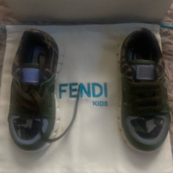 FENDI - Picture 1 of 4